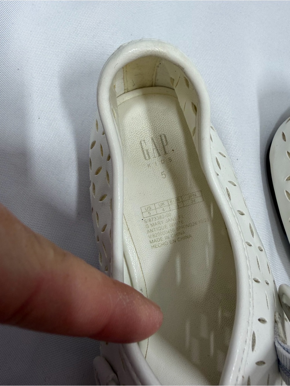 GAP | Mary Jane Flats White Shoes Perforated Lace Design Strap Big Girls Size 5 - Picture 10 of 10
